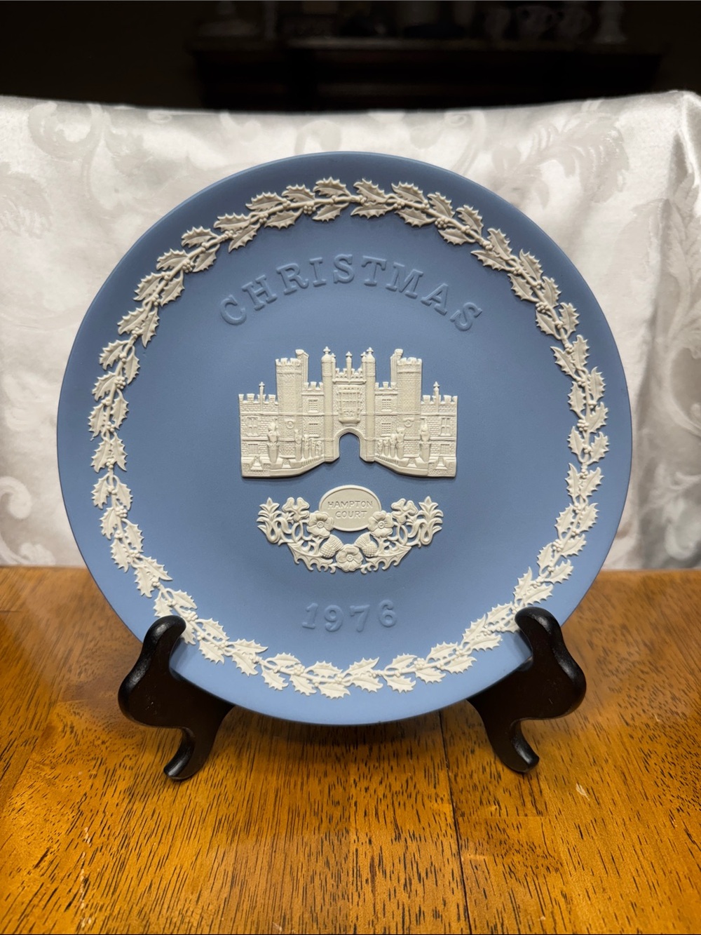 Vtg. 1976 Wedgewood Jasperware collectable Christmas plate. 8”